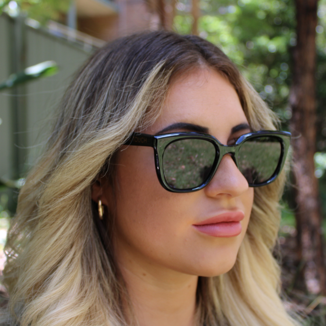 woman wearing abby black sunglasses