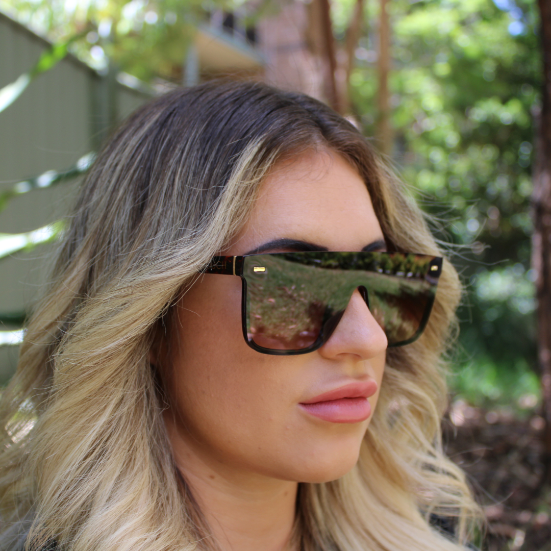 woman wearing archie black amber sunglasses
