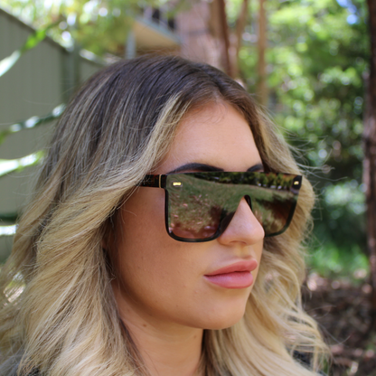 woman wearing archie black amber sunglasses