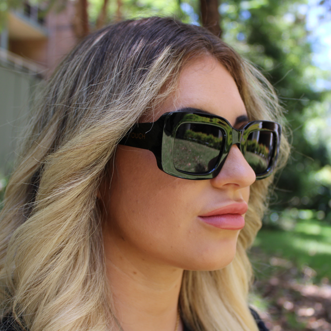 woman wearing gabby black sunglasses